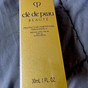 Cle de peau protective fortifying emulsion spf 22 1 Oz brand new and sealed